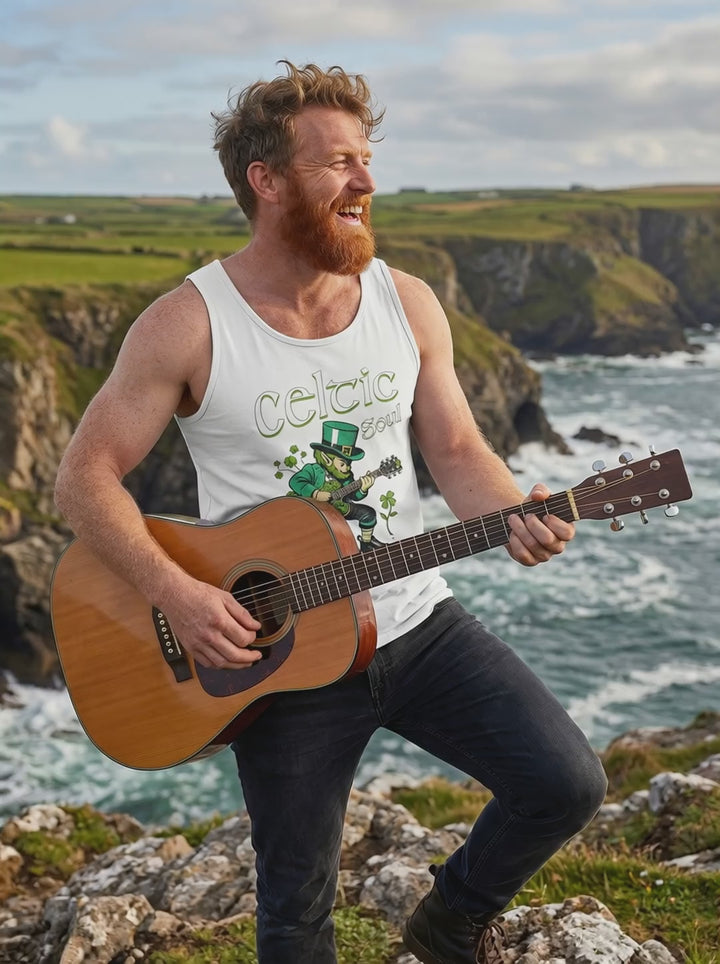 Video an der irischen Küste. Ein Mann spielt Gitarre und trägt das Celtic Soul T-Shirt in weiss.