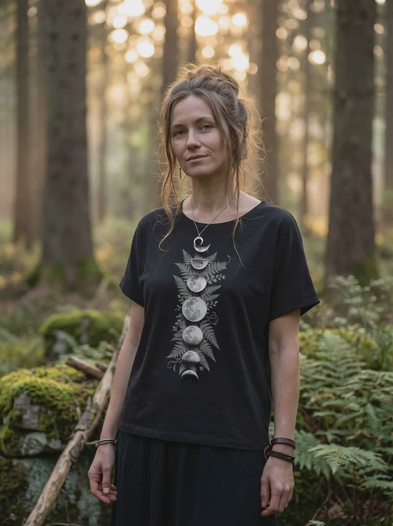 Video zum Sacred Moon – Forest Mysteries Damen Relaxed Shirt mit Mondphasenmotiv im Waldsetting