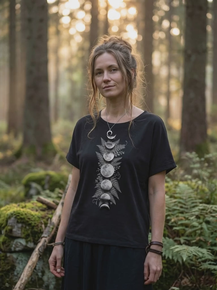 Video zum Sacred Moon – Forest Mysteries Damen Relaxed Shirt mit Mondphasenmotiv im Waldsetting