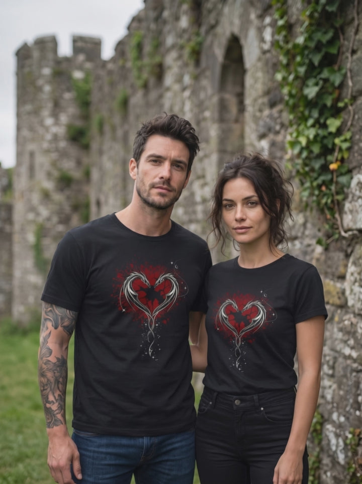 Drachen Shirt Unisex schwarz – Cor Draconis T-Shirt Video, Drachenherz-Motiv, Mann und Frau vor Burgmauer