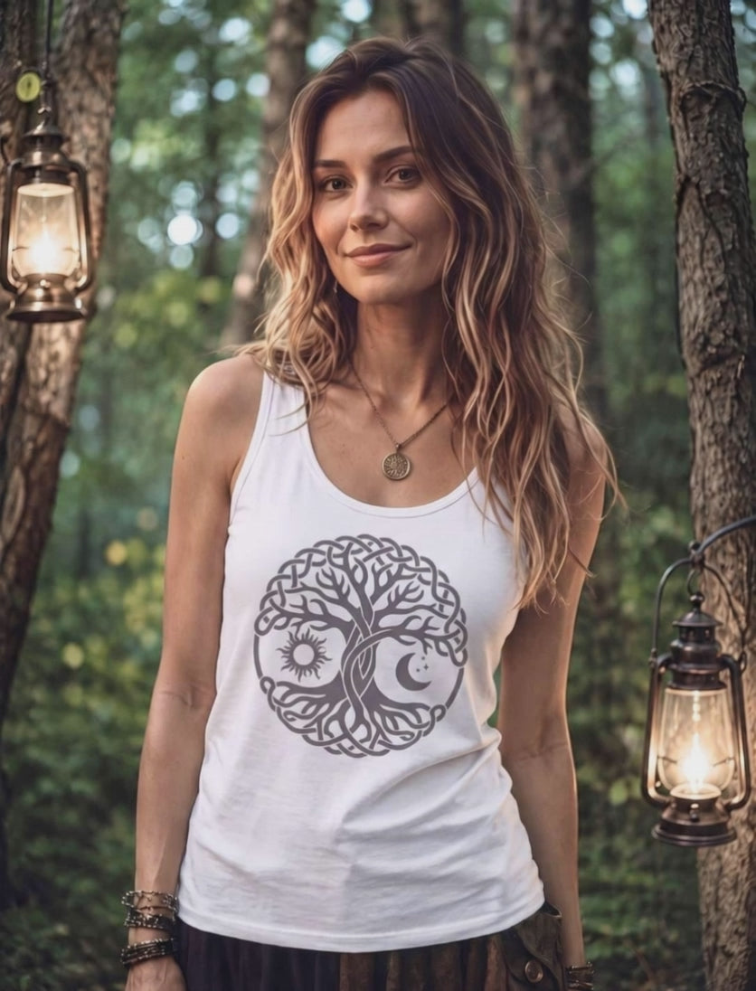 Junge Frau trägt weisses Tanktop mit Lebensbaum Symbol in einer Waldumgebung.