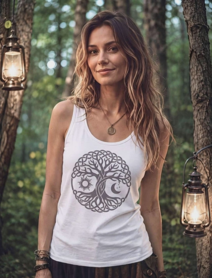 Junge Frau trägt weisses Tanktop mit Lebensbaum Symbol in einer Waldumgebung.