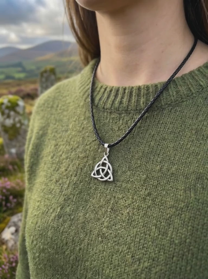 Triquetra Edelstahlanhänger Antik Silber getragen von Frau als keltischer Knoten Schmuck im natürlichen Outdoor Setting Video Bewegung