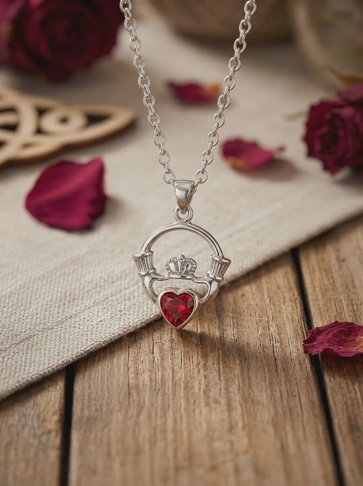 Video von Claddagh of Eternity Medaillon aus Silber an Silberhalskette mit rotem Herzsymbol
