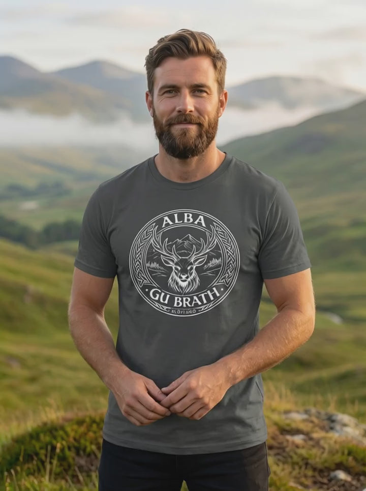Alba gu bràth Unisex T-Shirt mit keltischem Hirsch Emblem in verschiedenen Farben in Bewegung gezeigt