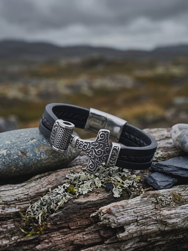 Video Thor’s Schwur Lederarmband mit Mjölnir in mystischer nordischer Szenerie