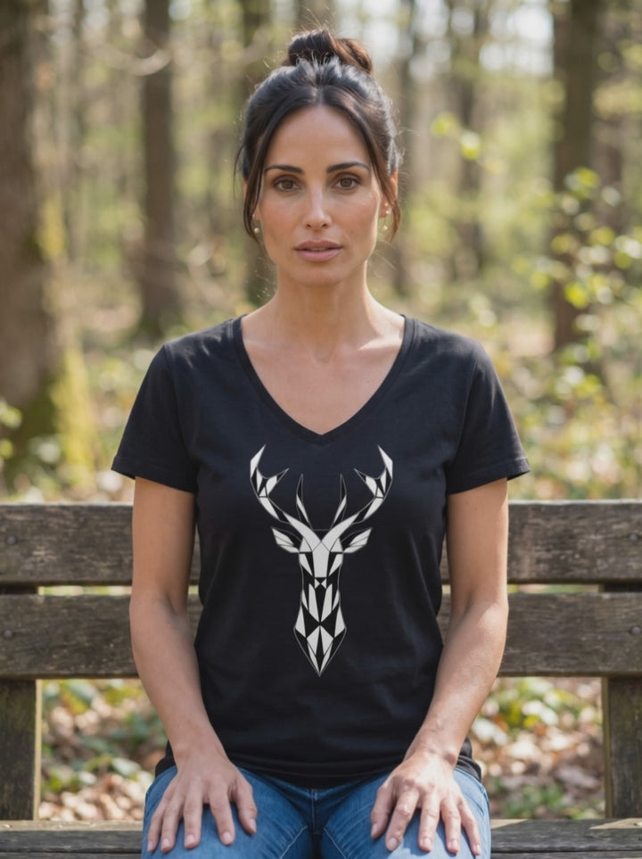 Frau auf einer Waldbank im schwarzen V-Neck Shirt mit Hirschmotiv