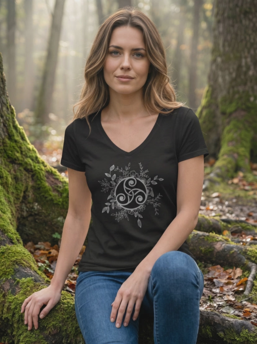 Video: Damen V-Neck Shirt in Navy mit keltischer Triskele am alten Baumstamm, ruhige Kamerafahrt