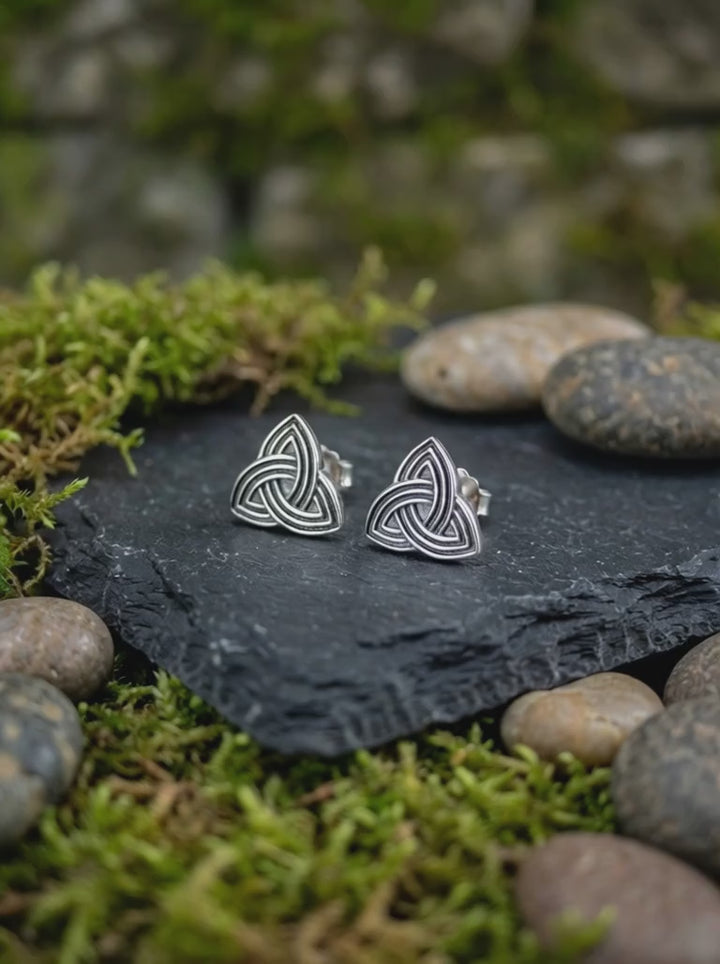 Video – Triquetra Ohrstecker aus 925 Silber auf Schiefer mit Steinen und Moos