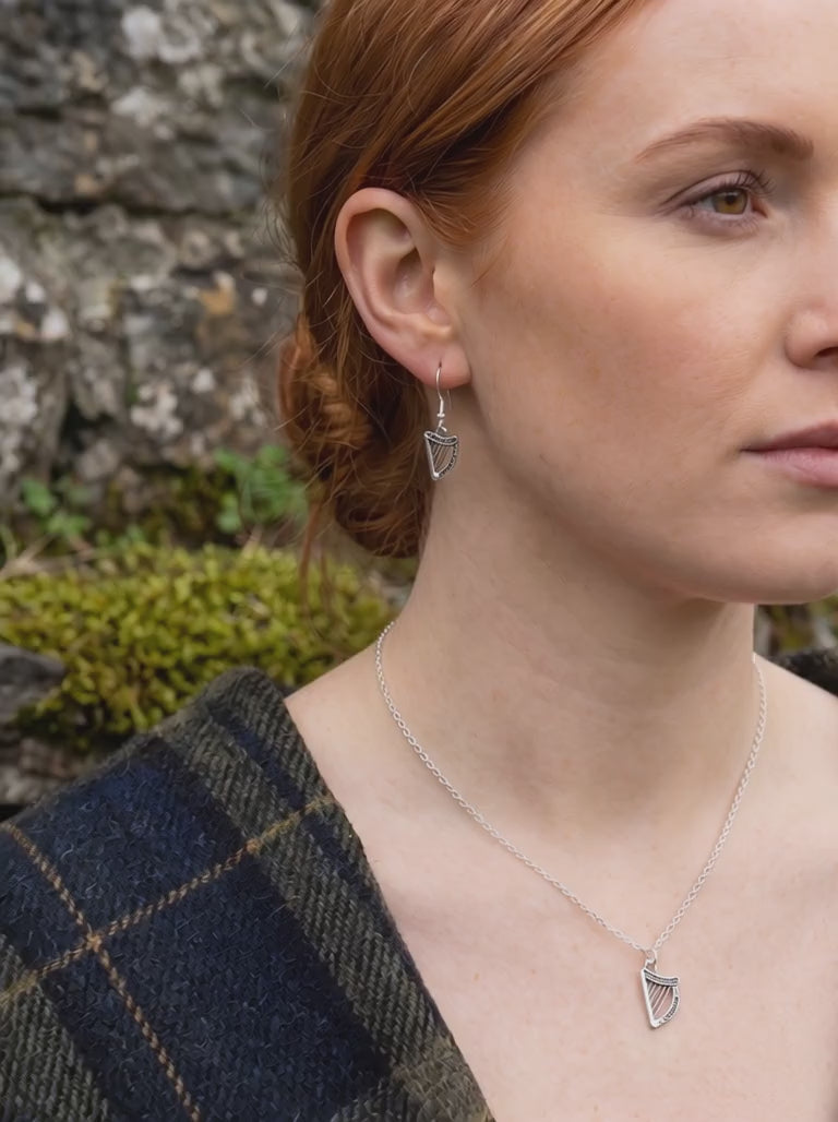 Video – Frau trägt Harp of Tir na nOg Silberohrhänger seitliche Ansicht