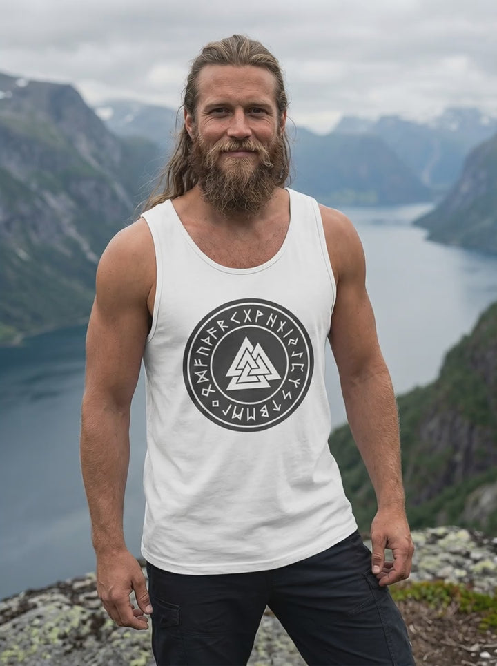 Video: Mann trägt schwarzes Valknut Relaxed Tank Top – nordisches Zeichen Odins mit Runenkreis im Outdoor Setting