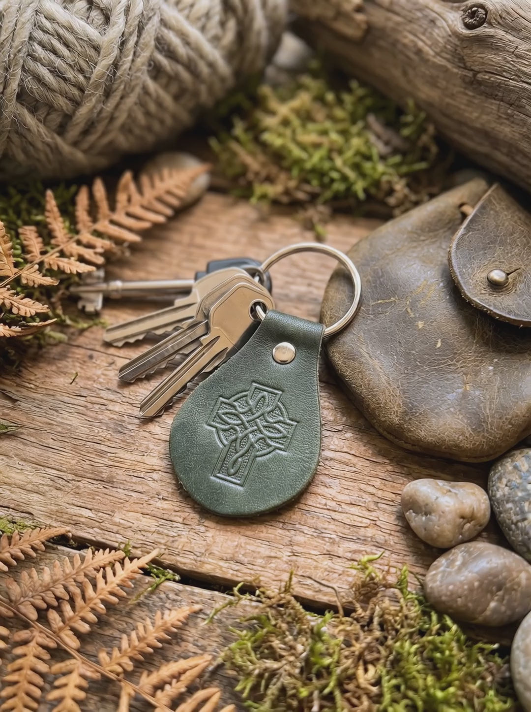 Grüner Leder Schlüsselanhänger mit keltischem Kreuz in natürlicher Umgebung