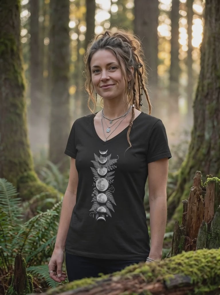 Video zum Sacred Moon – Forest Mysteries Damen V-Neck Shirt mit Mondphasenmotiv im Waldsetting
