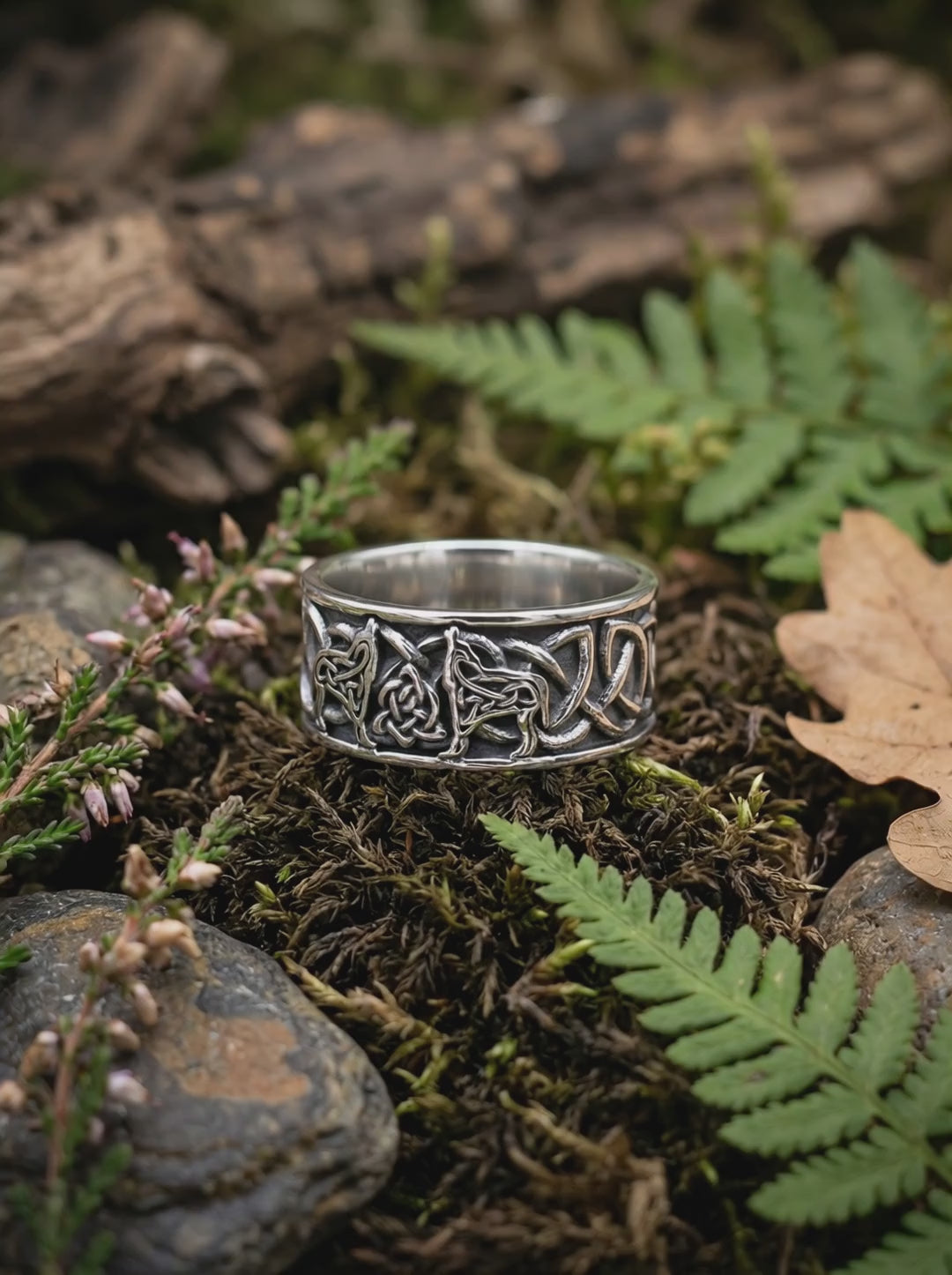 Video: Keltischer Wolfsring aus Edelstahl, Nahaufnahme mit Knotendetails und Wolfsmotiven
