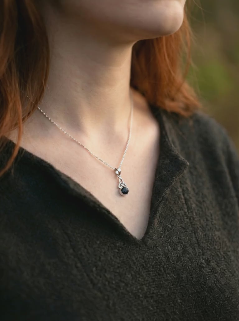 Video: Knoten von Ériu Silberanhänger mit schwarzem Onyx getragen