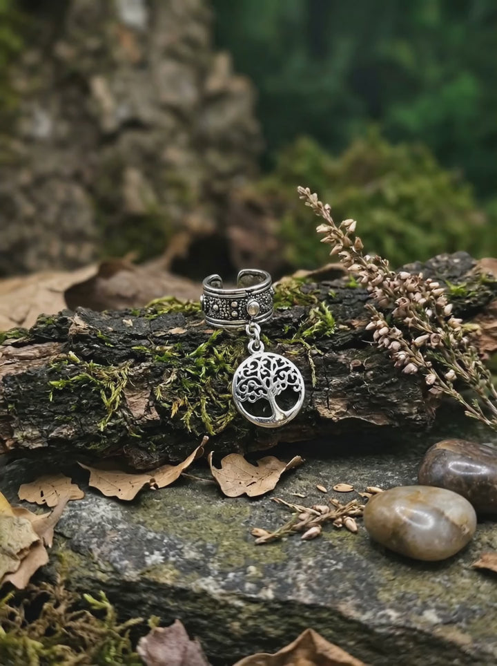 Lebensbaum-Anhänger aus Silber in Waldkulisse auf Moos und Rinde – Detailaufnahme als Video