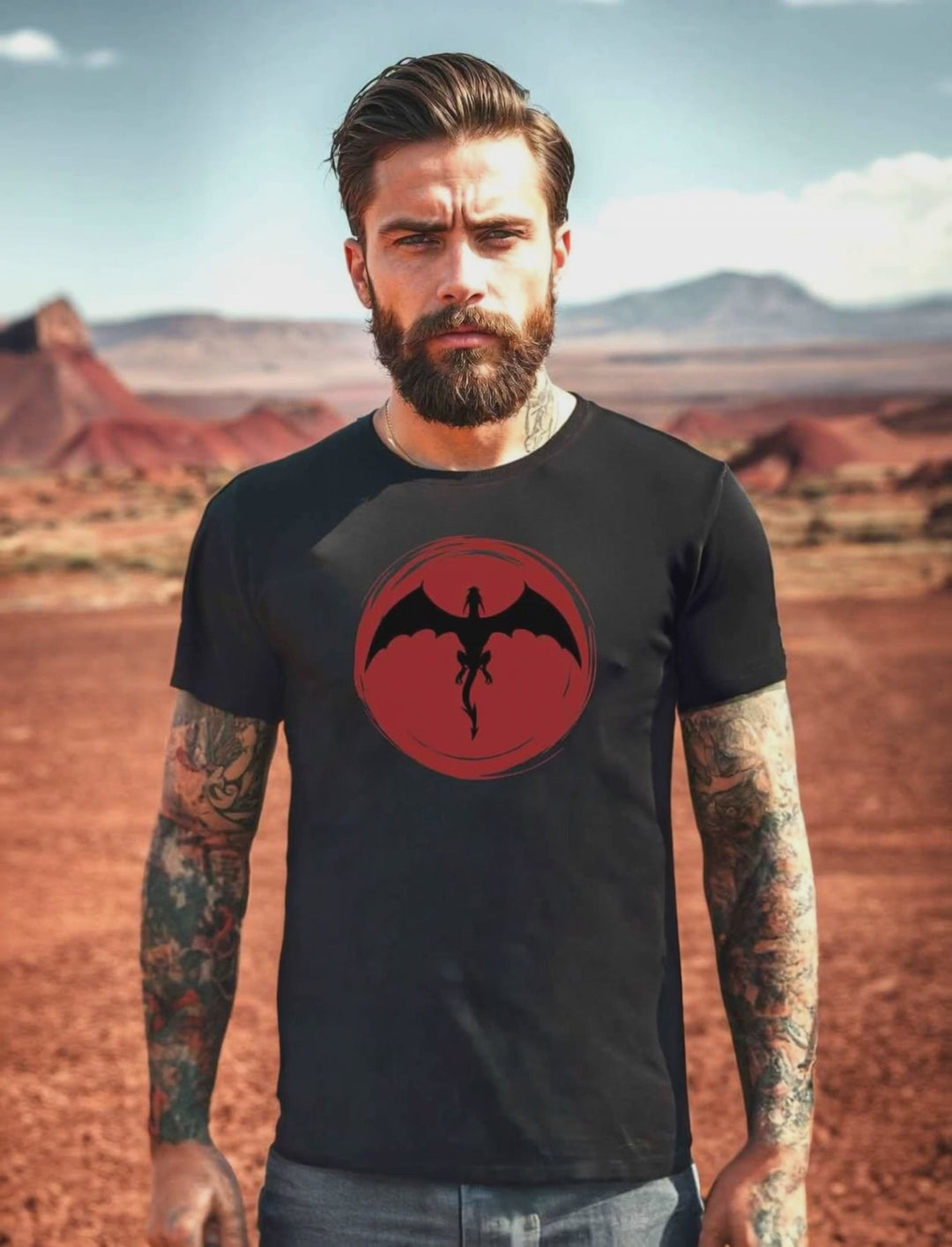 Video. Mann trägt das schwarze Saga of the dragon T-Shirt in einer kargen Wüstenlandschaft.