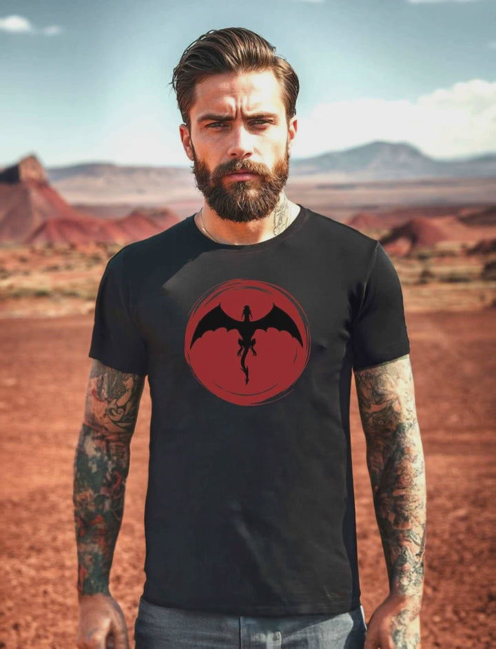 Video. Mann trägt das schwarze Saga of the dragon T-Shirt in einer kargen Wüstenlandschaft.