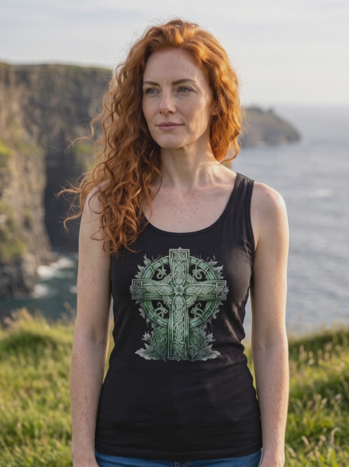 Junge Frau trägt ärmelloses Tank Top mit keltischem Aquarell-Kreuz an einer irischen Steinmauer