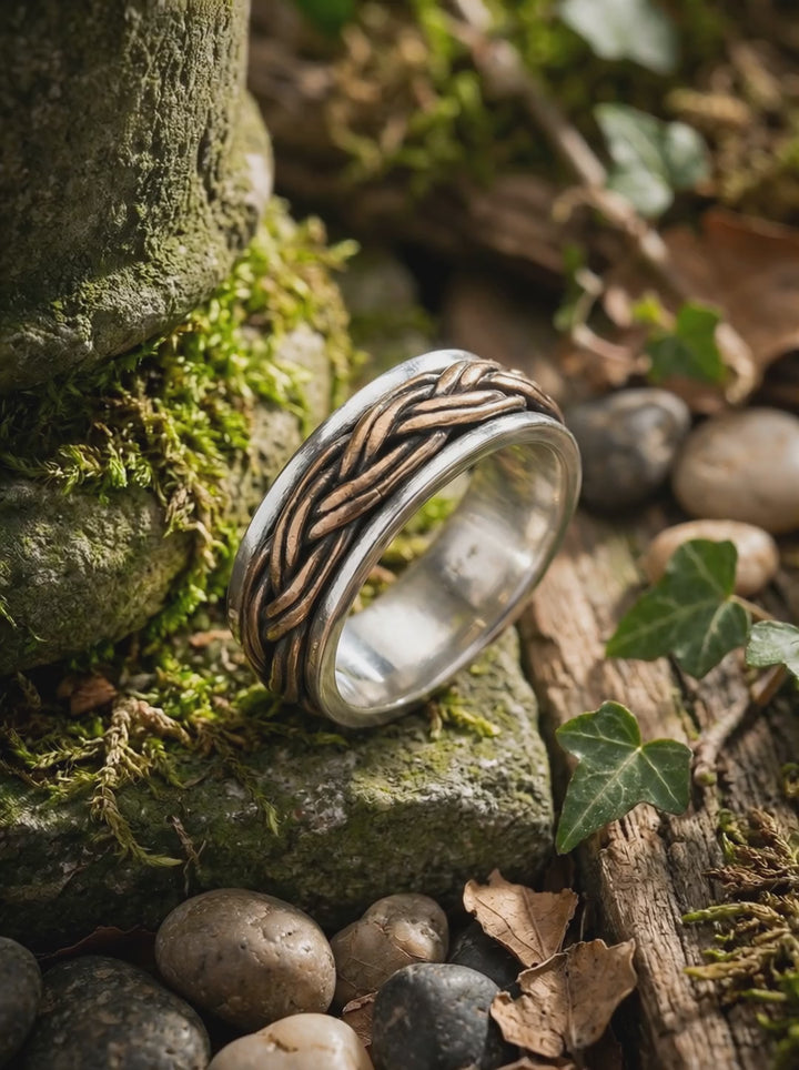 Video: Ring der stillen Bewegung mit keltischem Knoten aus Silber und Bronze, drehbarer Mittelteil im Naturambiente