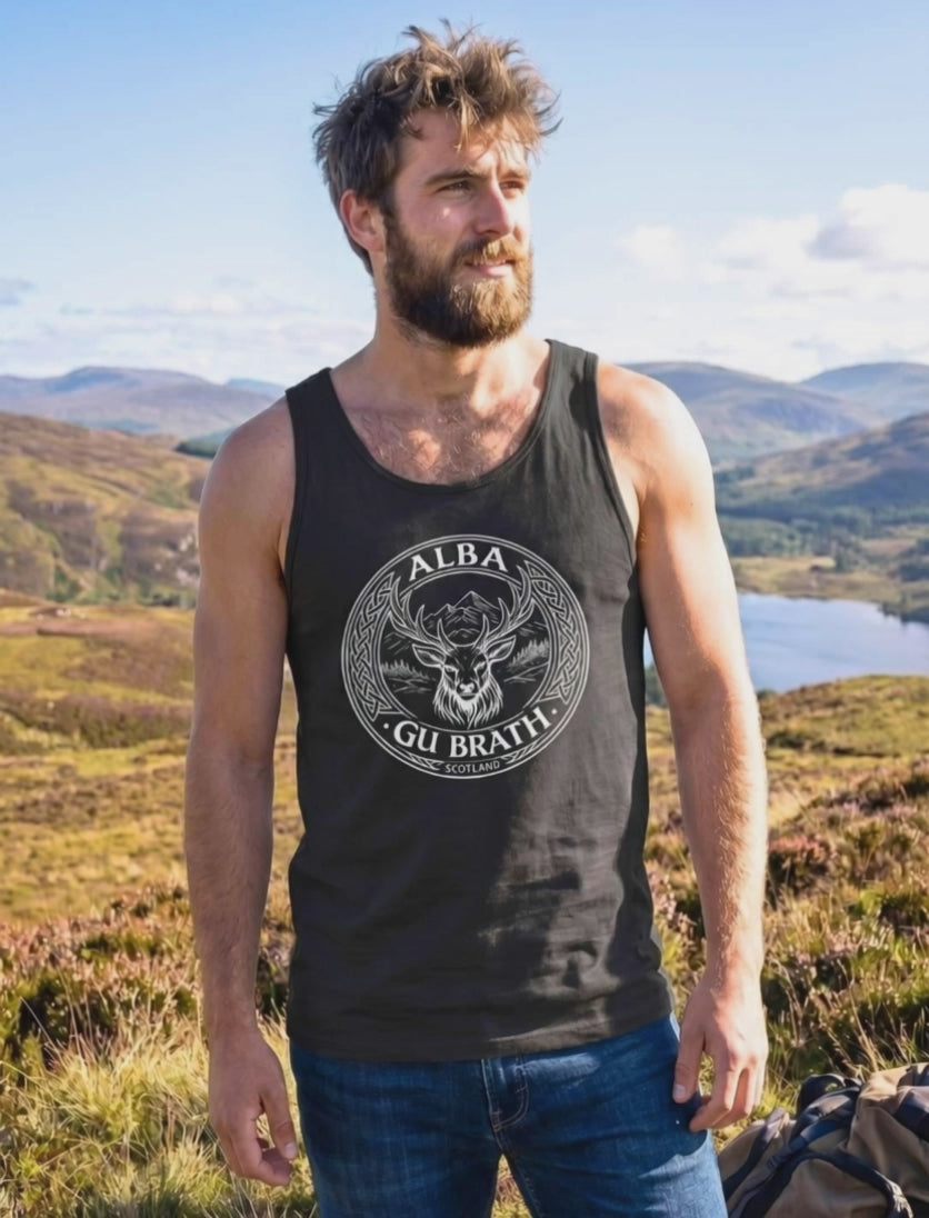 Video eines Mannes in den schottischen Highlands, der das Tank Top "ALBA GU BRÀTH" trägt. Schottland für immer.