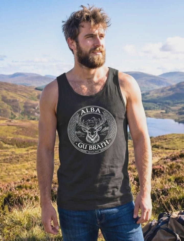 Video eines Mannes in den schottischen Highlands, der das Tank Top "ALBA GU BRÀTH" trägt. Schottland für immer.