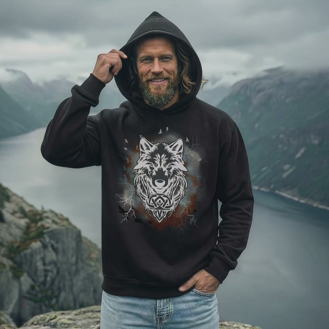 Video: Mann in Norwegen trägt das Fenrir Wolfseele des Nordens Hoodie in schwarz.