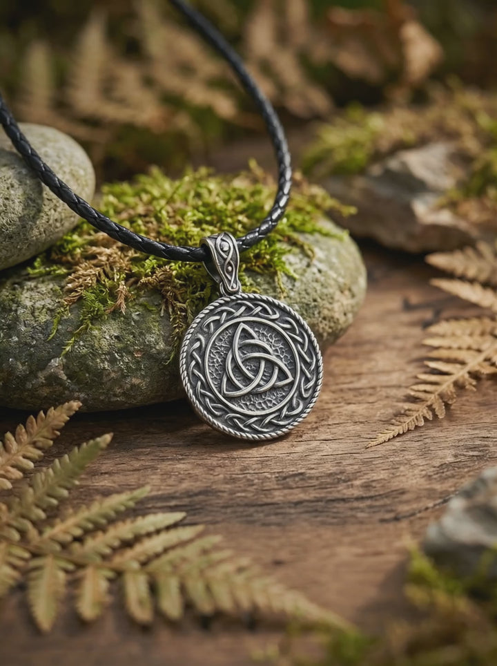Video: Keltischer Triquetra Anhänger mit Flechtrahmen, gezeigt in ruhiger Bewegung im natürlichen Waldambiente