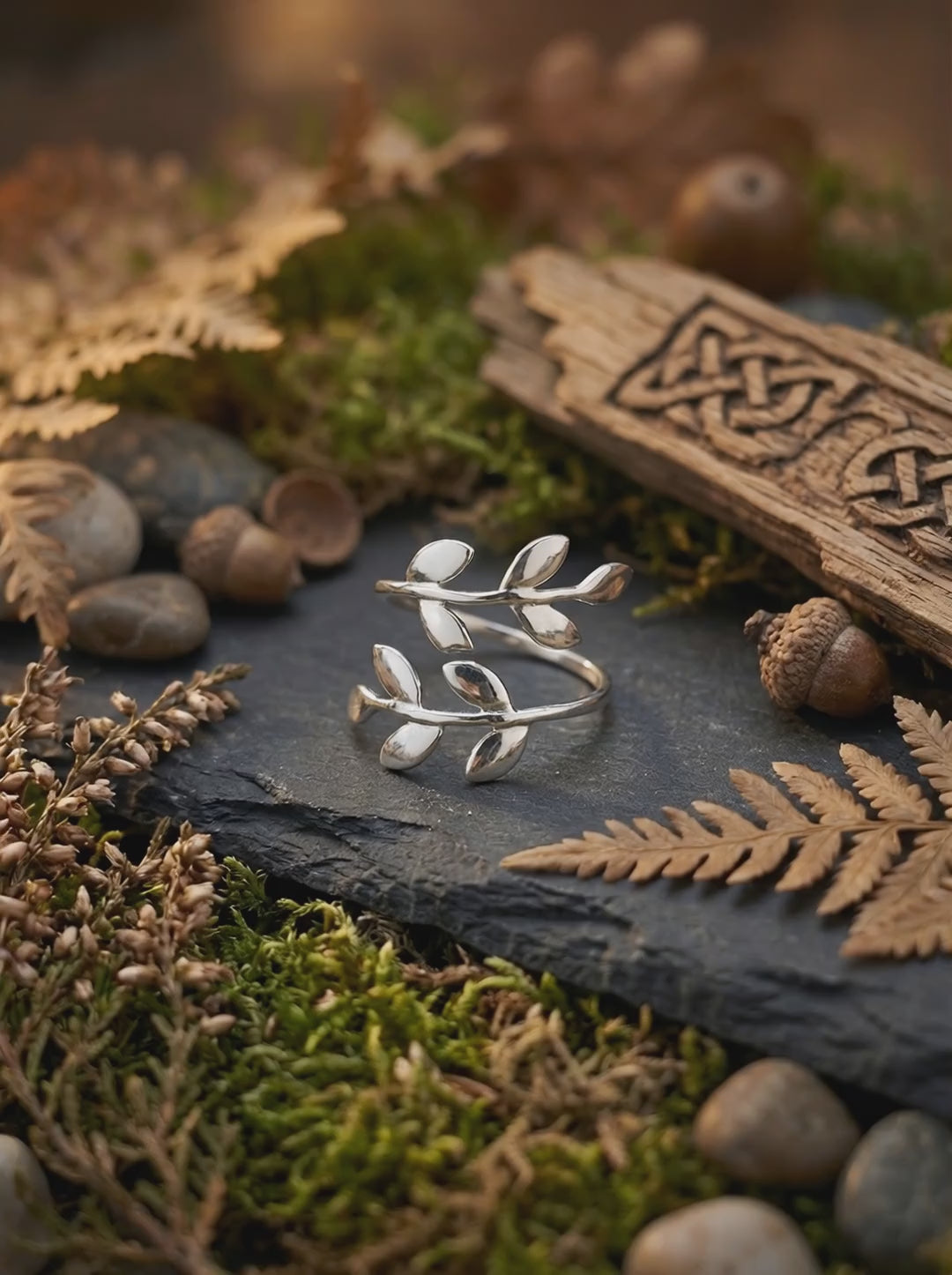 Video zeigt den keltischen Silberring Pfad der Blätter mit Blattmotiv aus verschiedenen Perspektiven