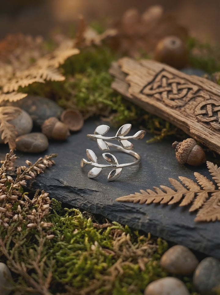 Video zeigt den keltischen Silberring Pfad der Blätter mit Blattmotiv aus verschiedenen Perspektiven