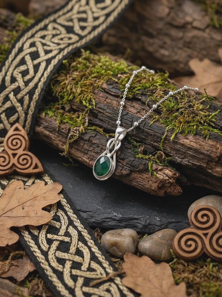 Video von Silberanhänger Tir na Lia, mit dunkelgrünem smaragdfarbenem Schmuckstein.
