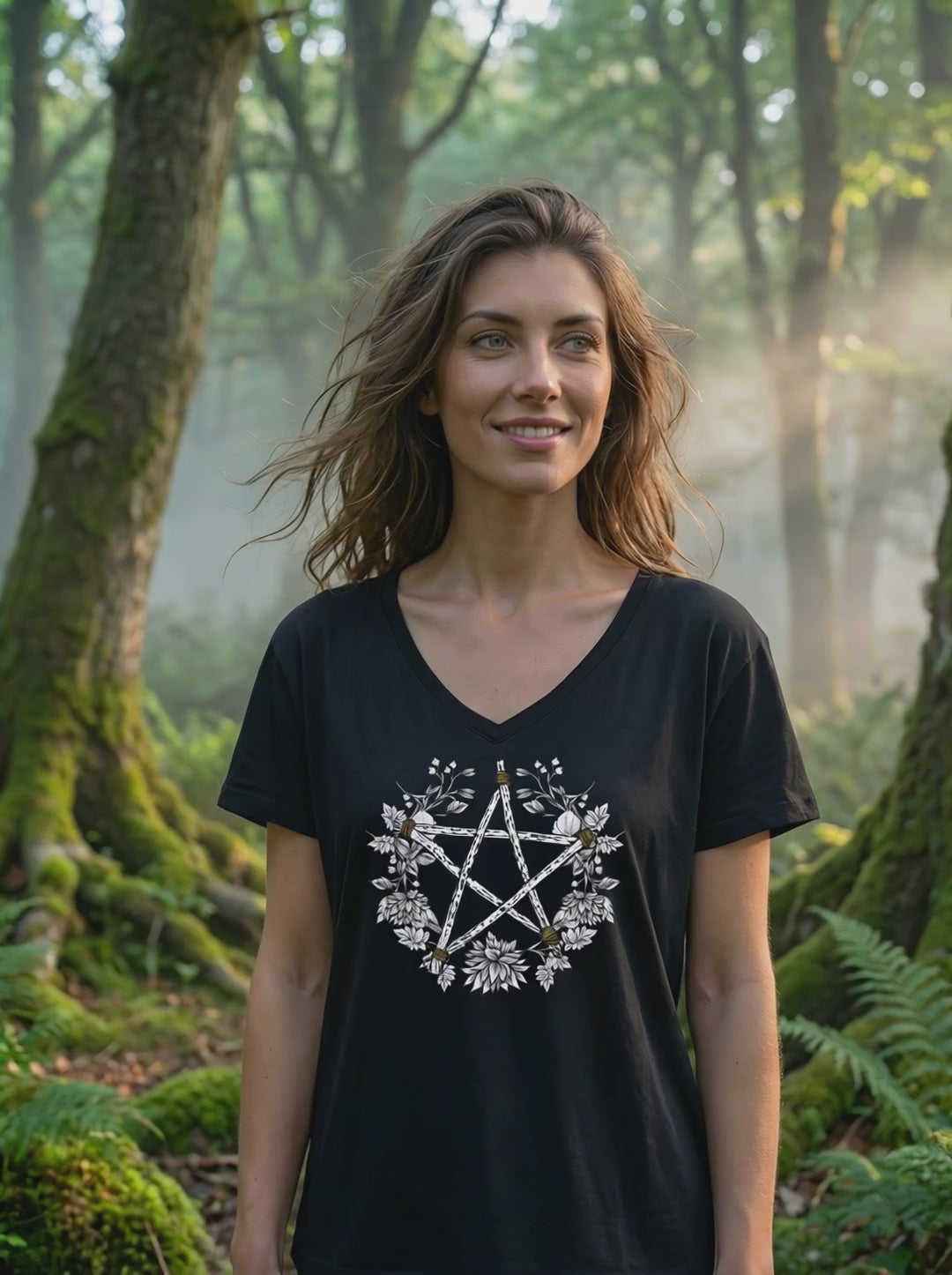 Video des Damen V-Neck Shirts schwarz mit Pentakel der Elemente Motiv, getragen im Wald
