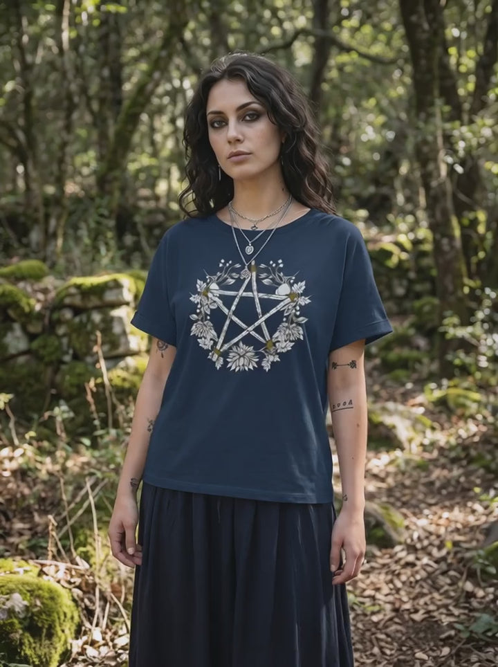 Video von Frau im Wald trägt blaues Relaxed Shirt „Sacred Moon – Forest Mysteries“ mit naturspirituellem Mondphasen-Print