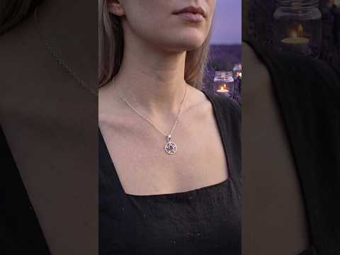 Video: Frauen tragen die Pentagramm Kette mit Amethyst im Lavendelfeld, in der Altstadt und im Kerzenlicht, langsame Kamerafahrt