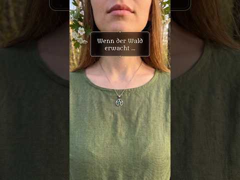Video: Pentagramm Kette mit grünem Achat – Waldstern, getragen im Frühlingswald und auf dem Ostara-Altar