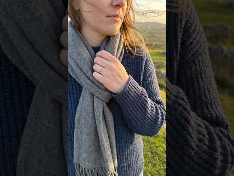 Video: zierlicher Triquetra Ring aus Silber an Frauenhänden in irischer Hügellandschaft, auf Fels und in der Geschenkbox