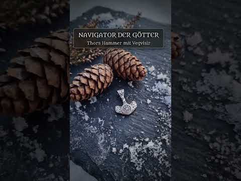 Video: Thors Hammer Anhänger mit Vegvísir im Langhaus, an der Küste und in der Hand, Kamera fährt langsam an den Hammer heran