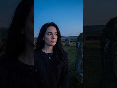 Video: Frauen tragen die keltische Mondsichel im Steinkreis und im Wald, dazwischen Mistel, Moos und Kerzenlicht