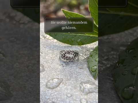Video: Daphnes Kranz – Lorbeer Ring aus Silber auf Flussstein, Marmorsäule und an der Hand, mit der Sage der Daphne