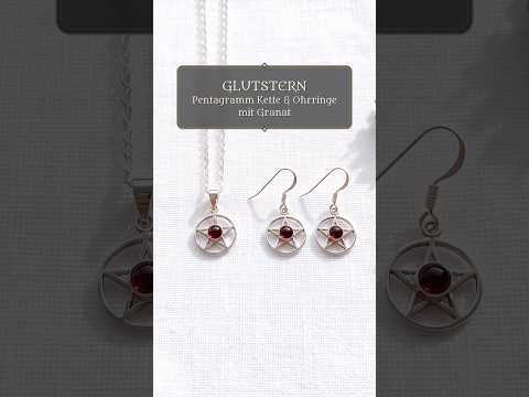 Video: Glutstern Pentagramm Kette und Ohrringe mit Granat bei Kerzenlicht, Salbei und Rosen mit aufsteigenden Glutfunken