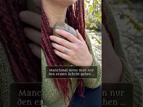 Video: Triskele Ring aus Silber an einer Waldquelle, an Frauenhänden, im Quellwasser und in der Geschenkbox