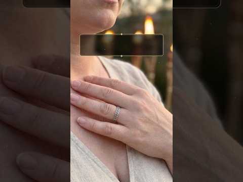Video: Mittsommernacht mit Fackelkreis, Frauenhand und keltischer Knoten Ring aus Silber auf Moos, Kerze und Blumenkranz