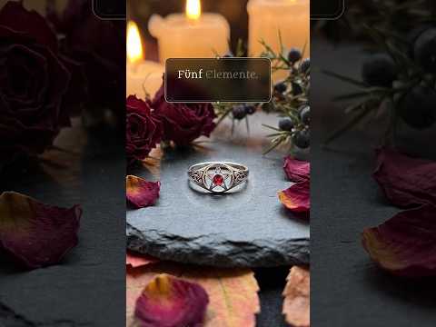 Video: Pentagramm Ring mit Granat bei Kerzenlicht, Rosen und Lavendel, sanfter Zoom mit aufsteigenden Glutfunken
