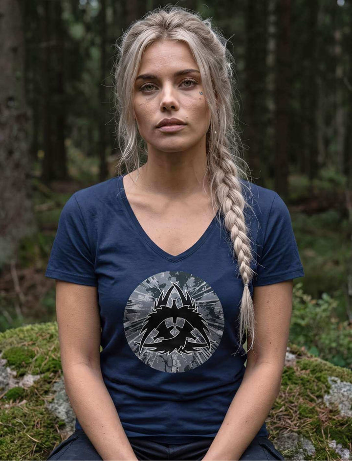 Damen V-Neck Shirt in Navy mit Rabenzeichen, Frau im dunklen Nadelwald