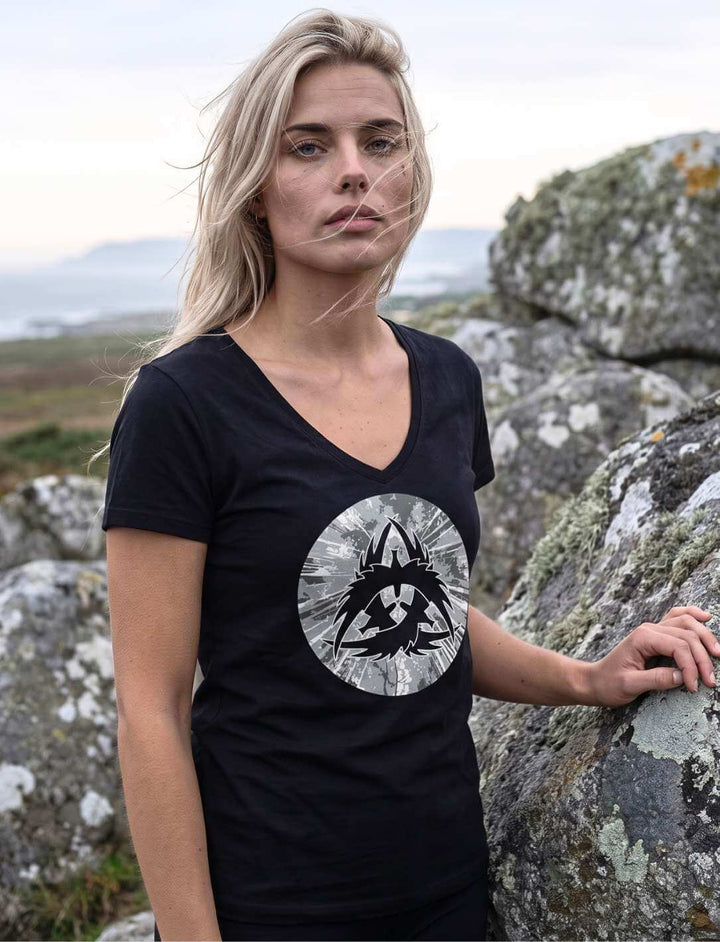 Schwarzes V-Neck Shirt mit Rabenzeichen, Frau an moosbewachsenen Felsen angelehnt