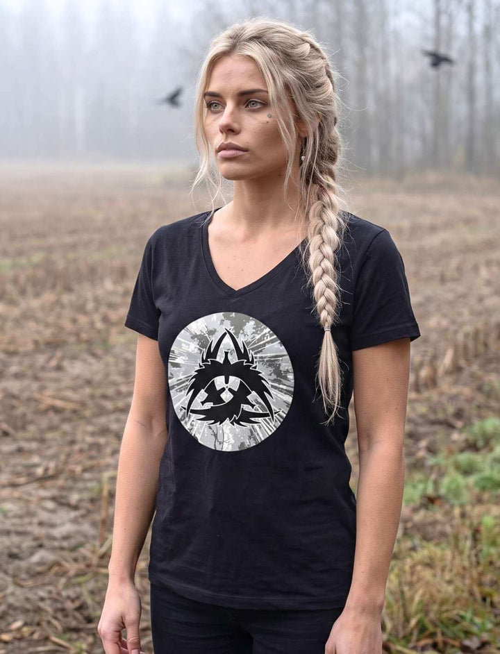 Schwarzes V-Neck Shirt mit Rabensymbol, Frau auf nebligem Feld im Morgengrauen
