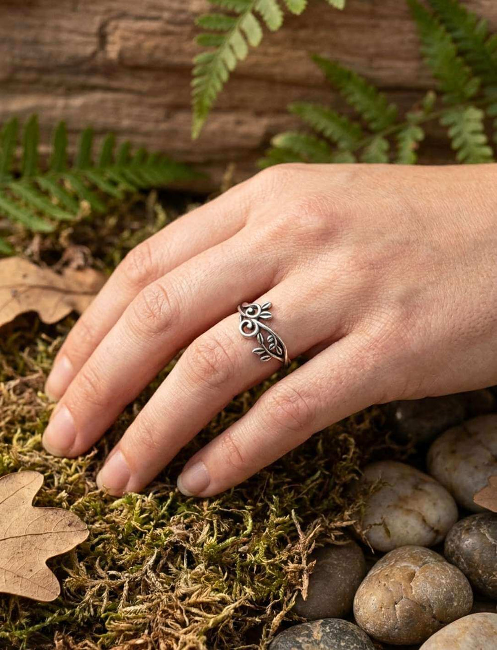 Ring der fluesternden Blaetter an Frauenhand