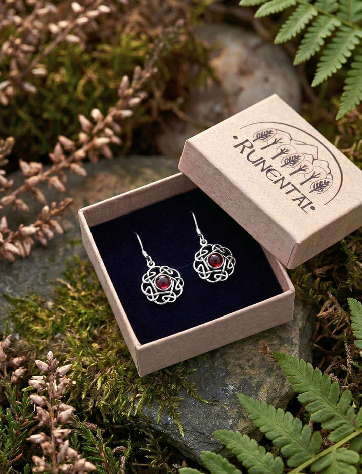 Rote Blüte des keltischen Knotens Silber Ohrhänger mit Schmuckbox in natürlicher Dekoration