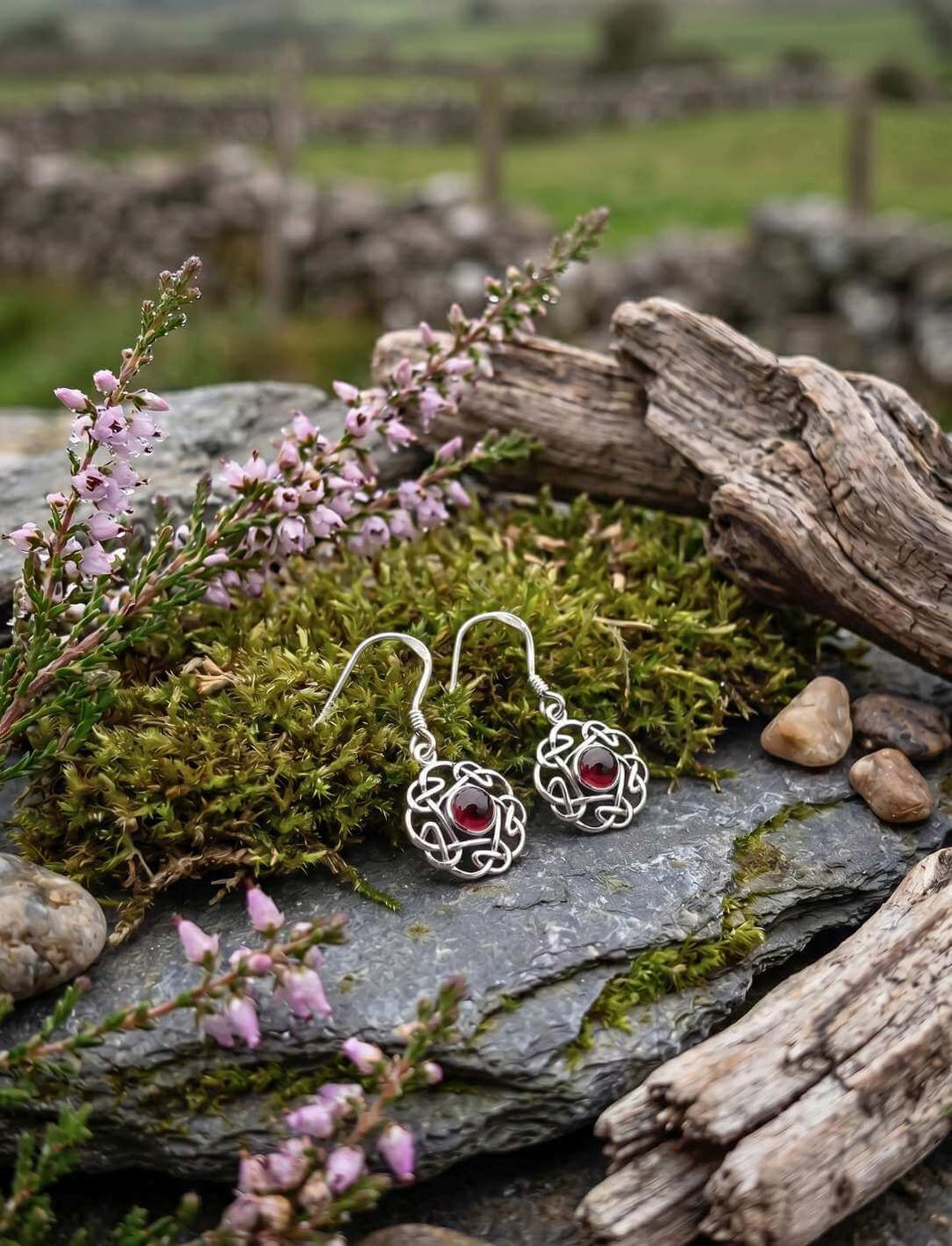 Rote Blüte des keltischen Knotens Silber Ohrhänger mit echtem Granat auf Stein und Moos