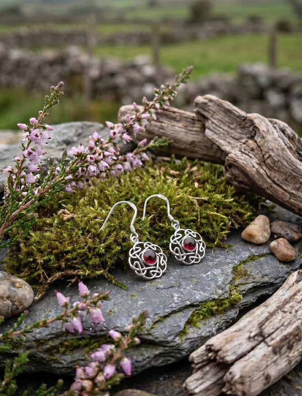Rote Blüte des keltischen Knotens Silber Ohrhänger mit echtem Granat auf Stein und Moos